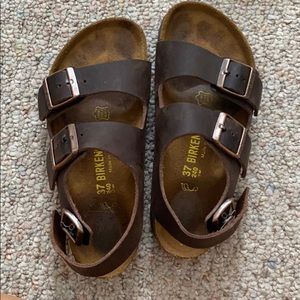 Brikenstok with strap in the back